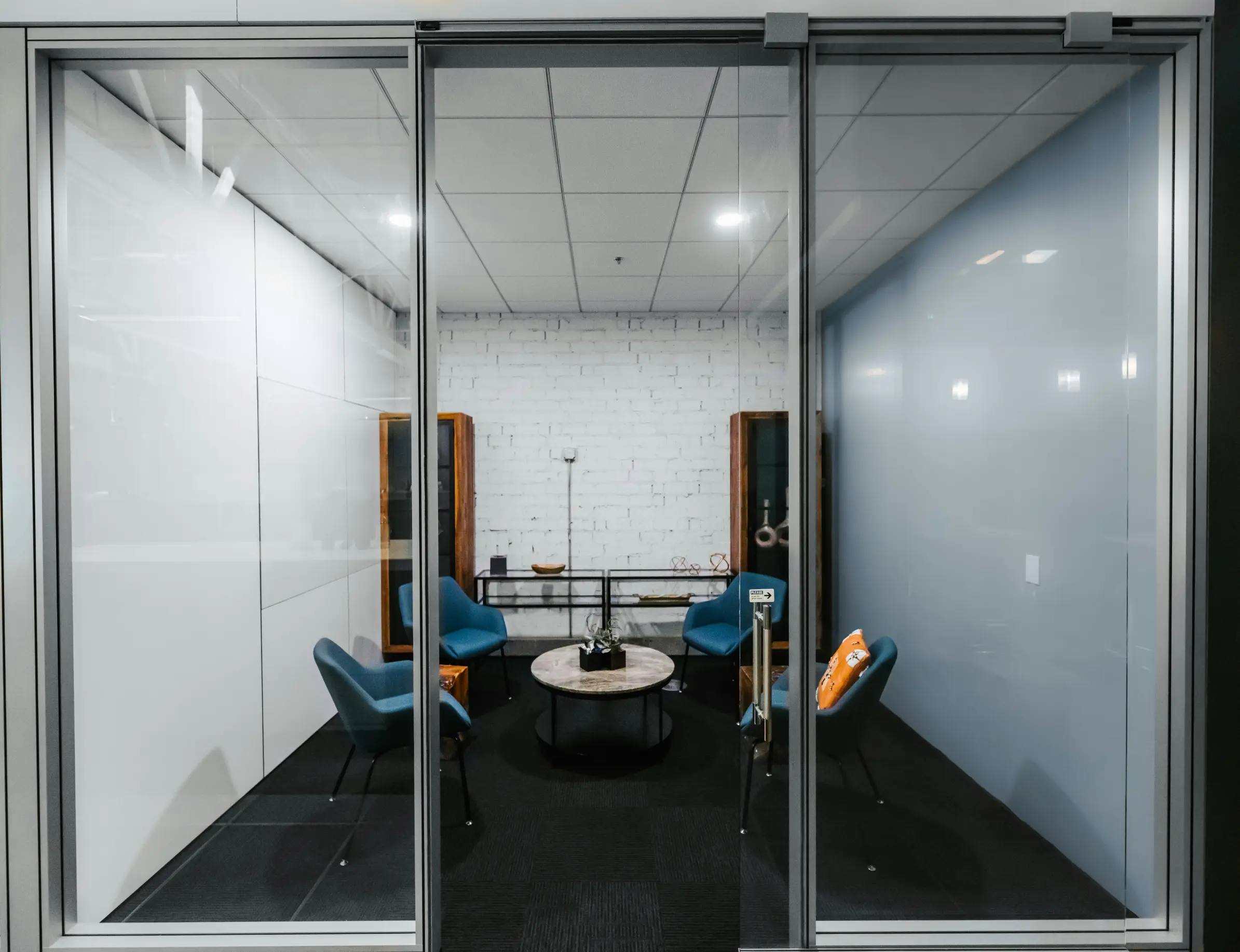 Kiosque pour congrès, la clé du succès lors d’un événement grand public 2 Espace de rencontre semi-privé vitré avec fauteuils bleus, aménagement type d'un kiosque pour congrès