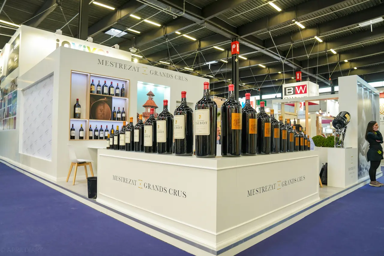 Kiosque d'exposition agroalimentaire avec comptoir de dégustation