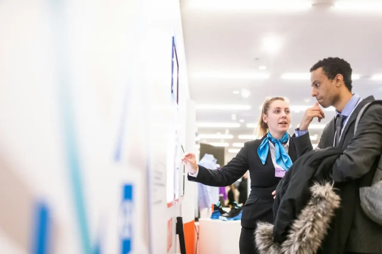 kiosque pour un salon de recrutement avec signalétique claire sur les postes