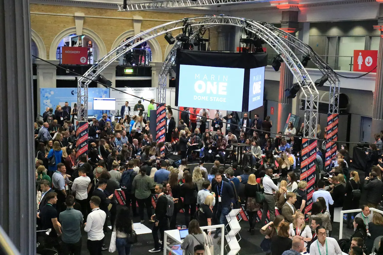 Foule de visiteurs réunis dans un hall d'exposition, comme lors des grands salons et foires au Québec