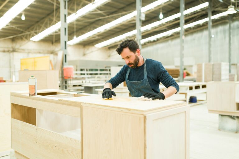 Fabricant de kiosque d'exposition au Québec assemblant une structure modulaire en atelier
