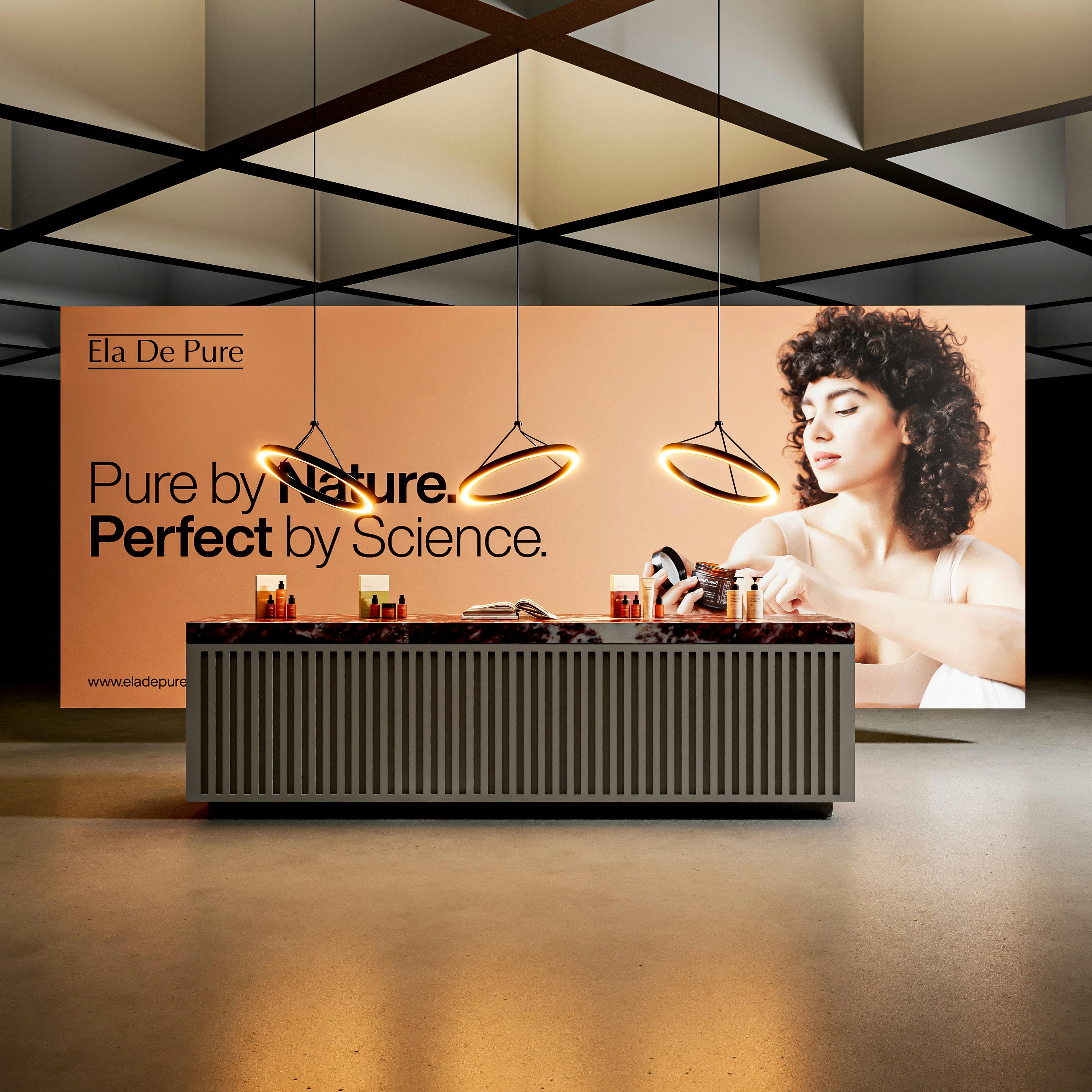 Stand modulaire loué et habillé aux couleurs d'une marque dans une allée de salon