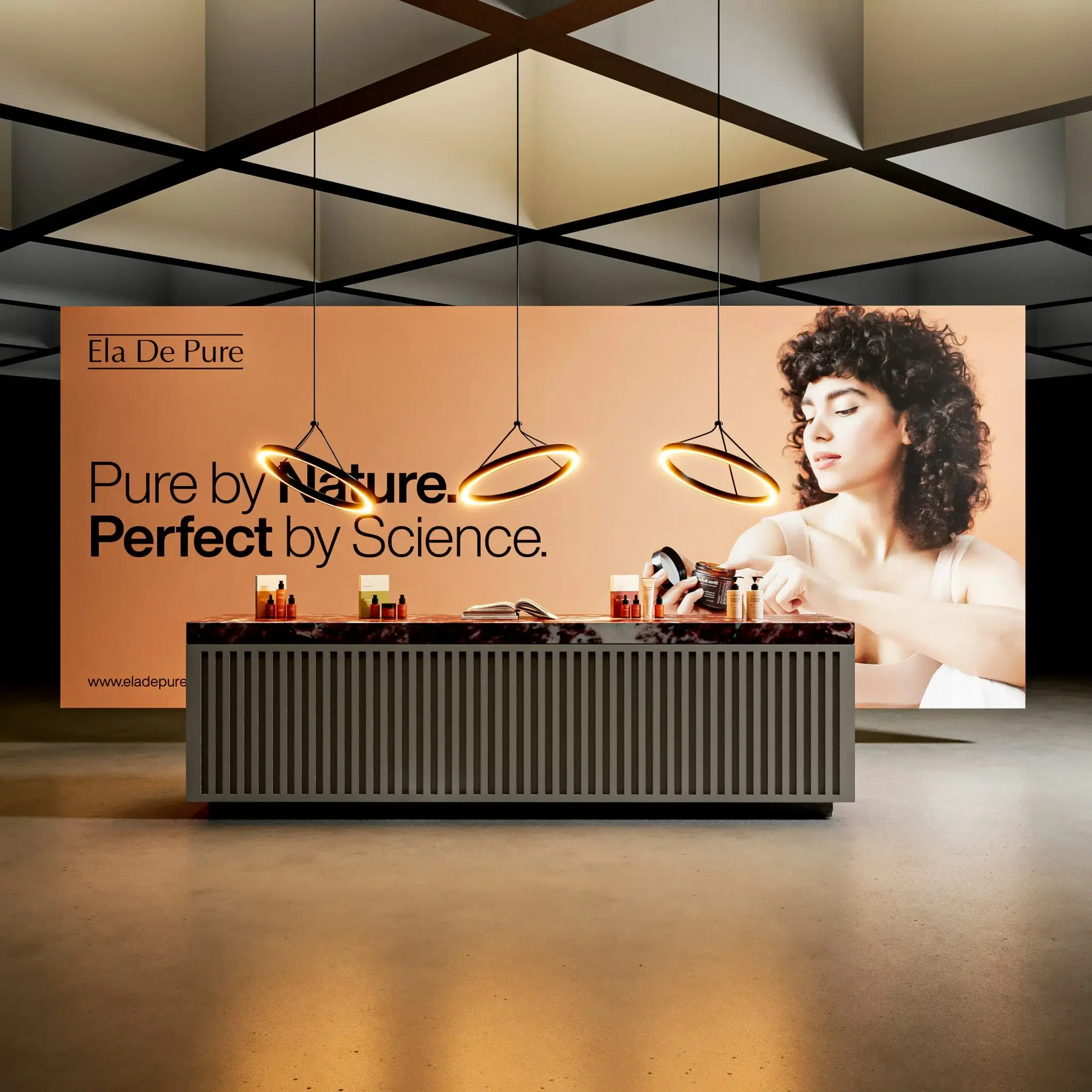 Idées de design de kiosque pour se démarquer en salon 1 Comptoir et podium avec visuel de marque pour idées de design de kiosque