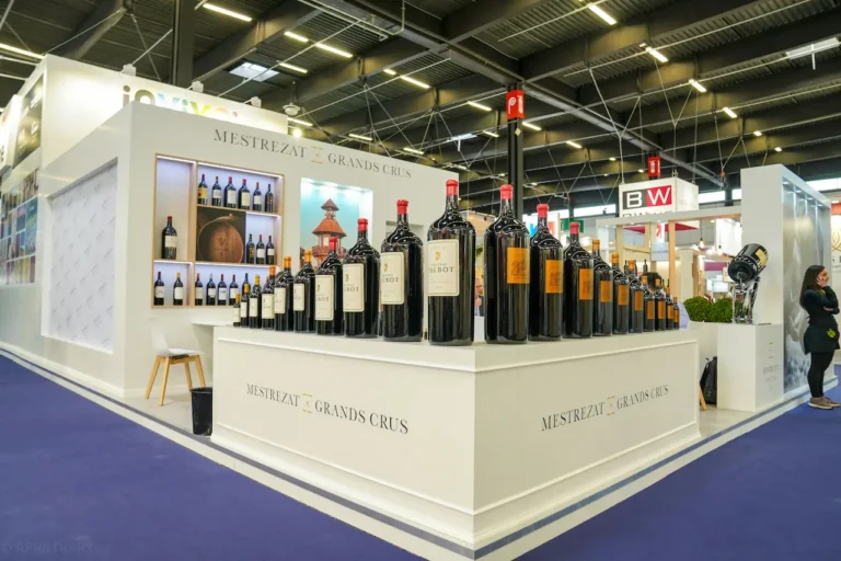 Kiosque d'exposition agroalimentaire avec comptoir de dégustation