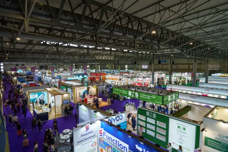 Blogue 3 Salon professionnel vu d'en haut et rempli de stands, comme un kiosque d'exposition à Laval ou Longueuil