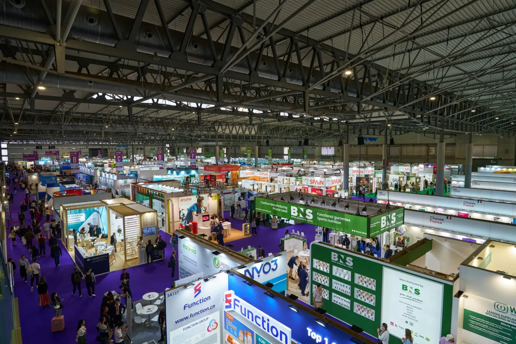 Salon professionnel vu d'en haut et rempli de stands, comme un kiosque d'exposition à Laval ou Longueuil