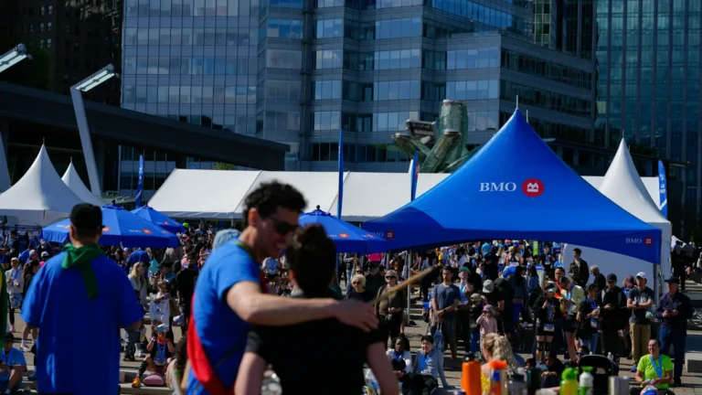 Blogue 4 Tente publicitaire sur mesure de marque déployée lors d'un événement extérieur urbain avec foule