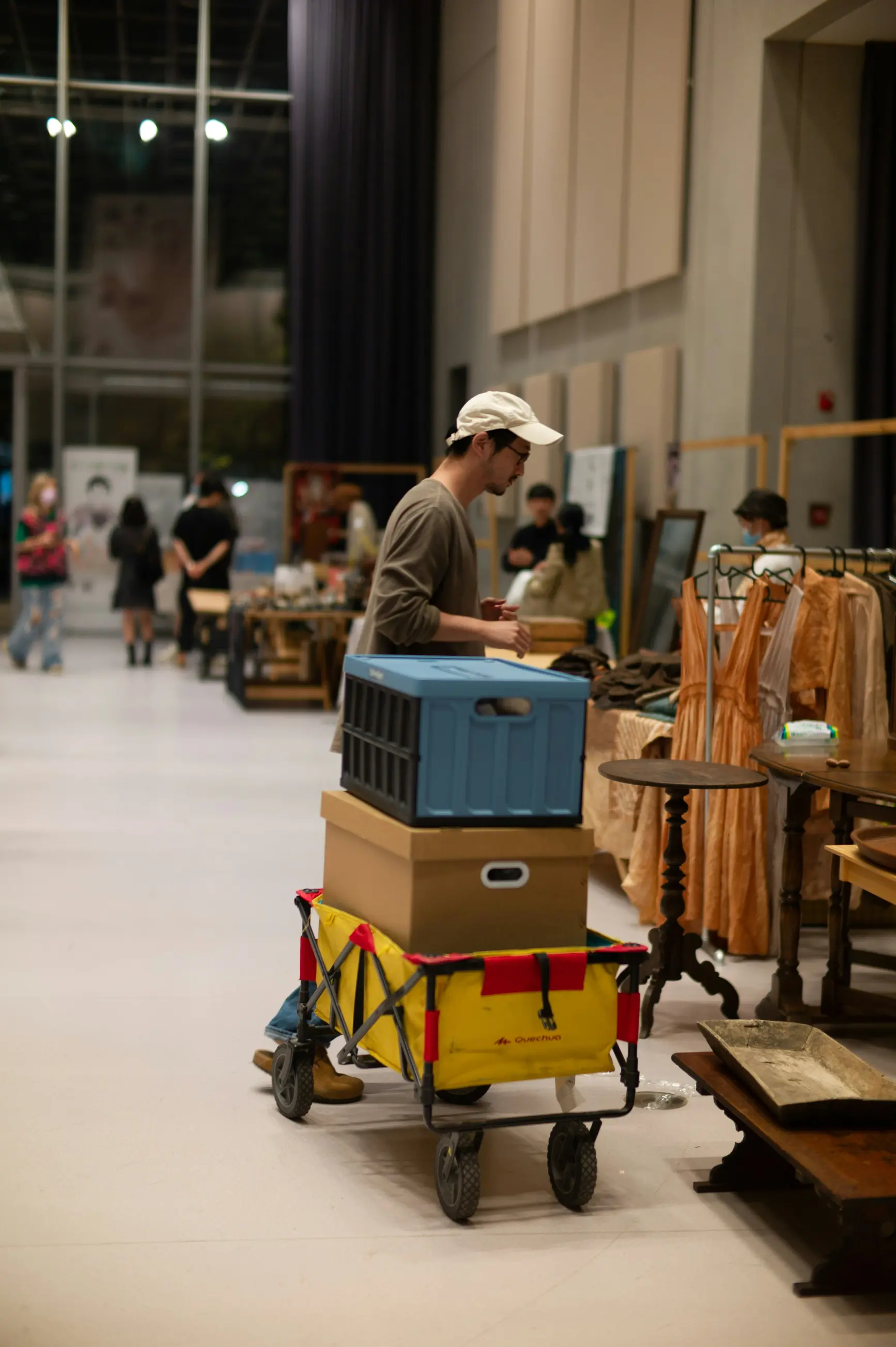 Personne transportant des boîtes sur un chariot lors de l'installation dans une salle d'événement